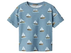 Blå t-shirt fra Name It med print af sejlbåde 13241249 spring lake